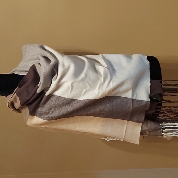 H&M Cozy Scarf - Picture 1 of 8